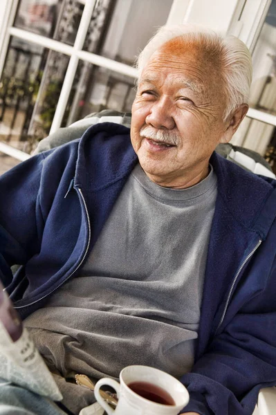 Chinese Man Relaxing Reading Newspaper While Having Coffee — Stock Photo, Image