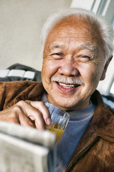 Senior Chinês Homem Bebendo Suco Laranja — Fotografia de Stock