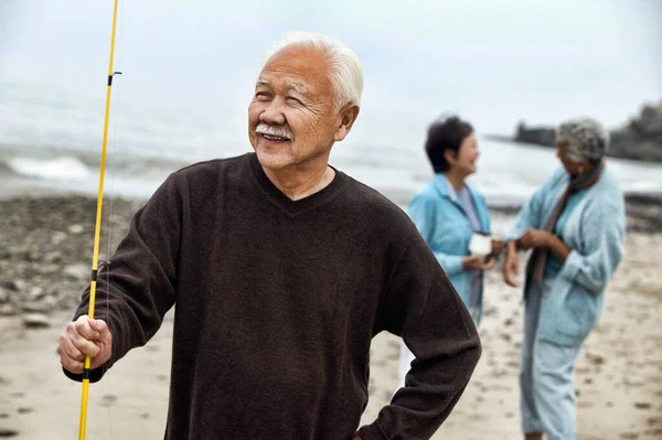 Portrait Homme Âgé Asiatique Tenant Canne Pêche Contre Des Amis — Photo