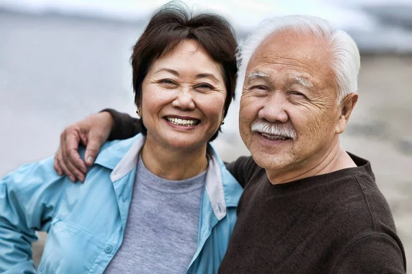 Mutlu Olgun Çinli Çift Sahilde — Stok fotoğraf