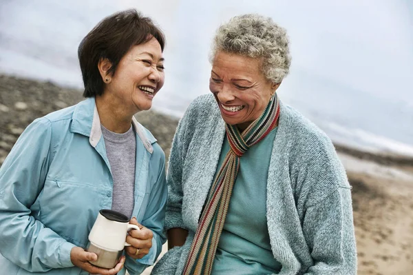 Multi Ethnic Friends Drinking Coffee Beach — Stock Photo, Image