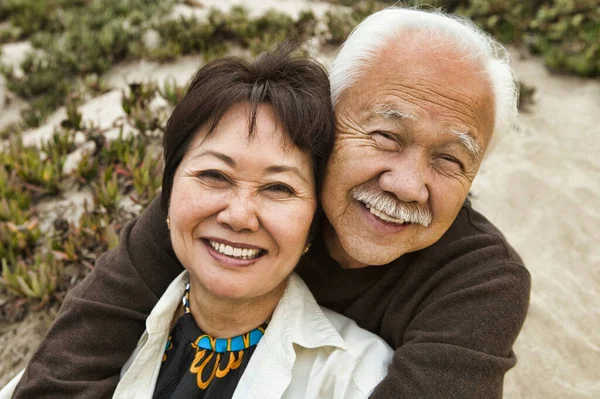 Happy Mature Couple Hugging Beach — Stock Photo, Image