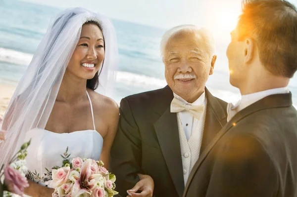 Photo Chinese Bride Holding Father Arm Groom — Stock Photo, Image