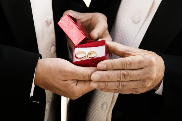 Close Foto Noivo Pai Segurando Anéis Casamento — Fotografia de Stock