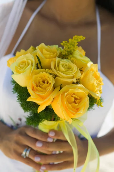 Primo Piano Della Sposa Con Mazzo Rose Gialle — Foto Stock