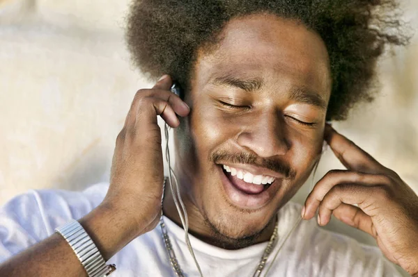Zbliżenie Zdjęcia Młodego Afroamerykanina Zamkniętymi Oczami Cieszącego Się Muzyką Przez — Zdjęcie stockowe