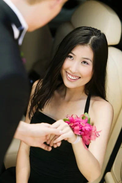 Foto Teenage Kinesiska Flicka Stiger Bilen Med Balen Datum — Stockfoto
