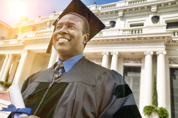 Diplômé Afro Américain Avec Diplôme Devant Bâtiment Université — Photo