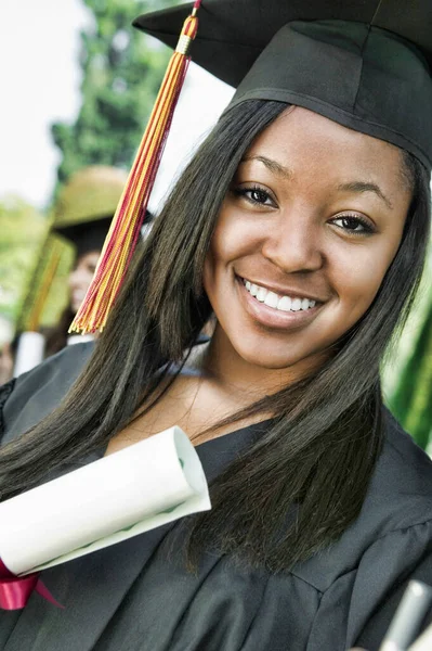 Ritratto Ravvicinato Felice Studentessa Afro Americana Con Certificato Nel Campus — Foto Stock