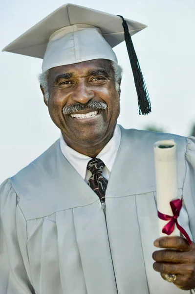 Foto Van Afro Amerikaanse Senior Afgestudeerde Aan Universiteit — Stockfoto