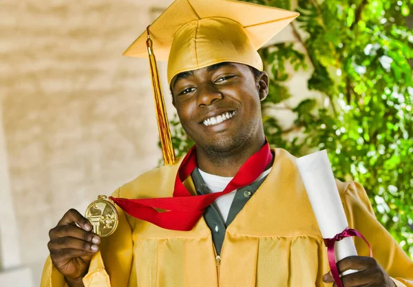 Foto Estudante Masculino Confiante Com Diploma Medalha Dia Formatura — Fotografia de Stock