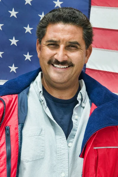 Foto Hombre Mexicano Mediana Edad Pie Contra Bandera Americana — Foto de Stock