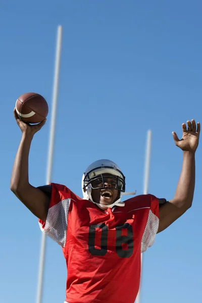 Foto Del Jugador Fútbol Afroamericano Celebrando Touchdown — Foto de Stock