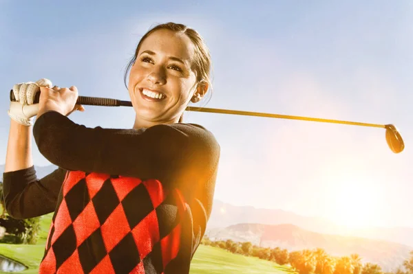 Zdjęcie Młodej Atrakcyjnej Kobiety Golfistki Teeing — Zdjęcie stockowe