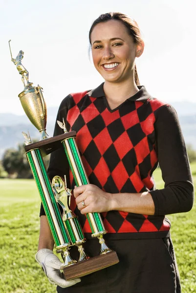 Portrett Kvinnelig Golfmester Med Pokal – stockfoto