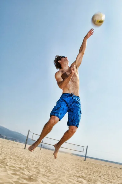 Homem Jogando Vôlei Praia Contra Céu Limpo — Fotografia de Stock