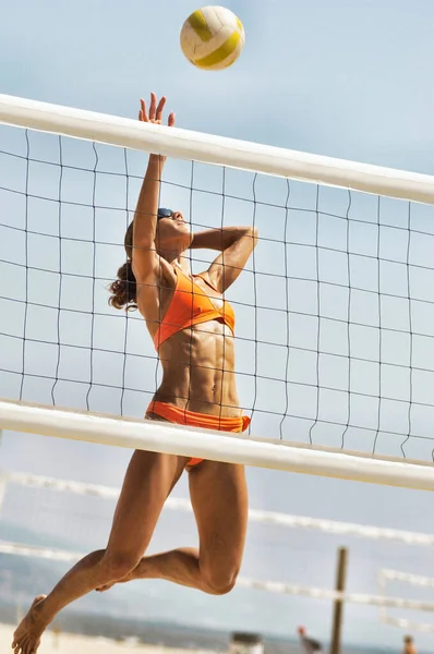 Körperlich Fitte Junge Frau Spielt Volleyball — Stockfoto