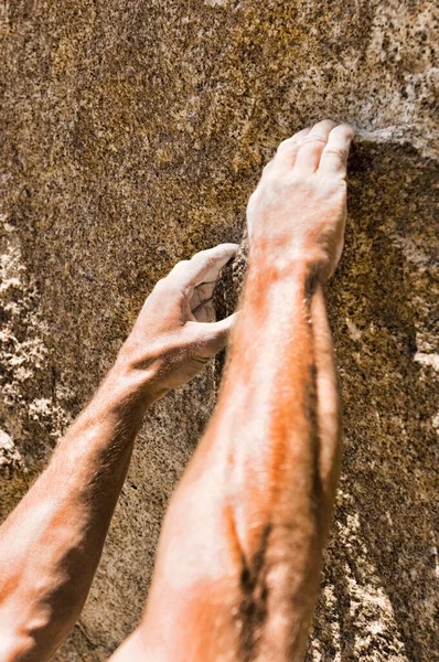 Närbild Skott Händer Och Armar Klättring Rock — Stockfoto