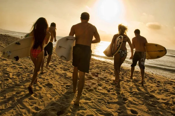 Groepsfoto Van Vrienden Die Met Hun Surfplanken Naar Oceaan Rennen — Stockfoto