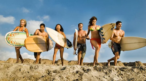 Gruppfoto Vänner Som Springer Till Havet Med Sina Surfbrädor — Stockfoto