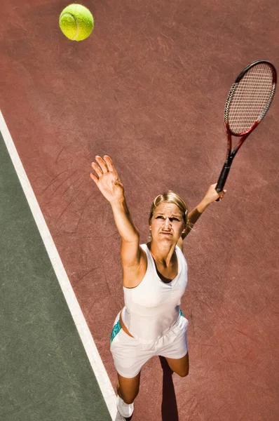 Retrato Una Joven Jugadora Tenis Atractiva Golpeando Pelota — Foto de Stock
