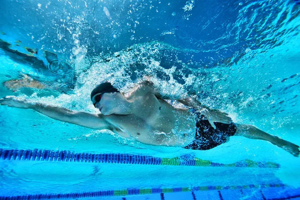 Foto Homem Nadando Piscina — Fotografia de Stock