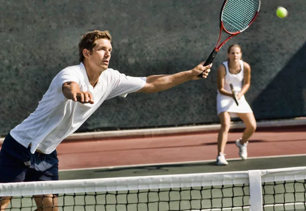 Retrato Del Hombre Golpeando Pelota Tenis Partido Cancha —  Fotos de Stock