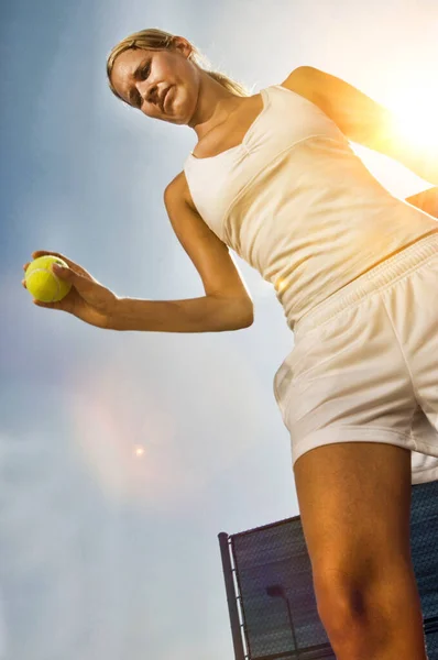 Retrato Una Joven Jugadora Tenis Atractiva Golpeando Pelota —  Fotos de Stock