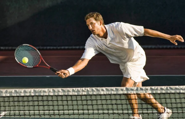 Porträtt Man Slå Tennisboll Domstol Match — Stockfoto