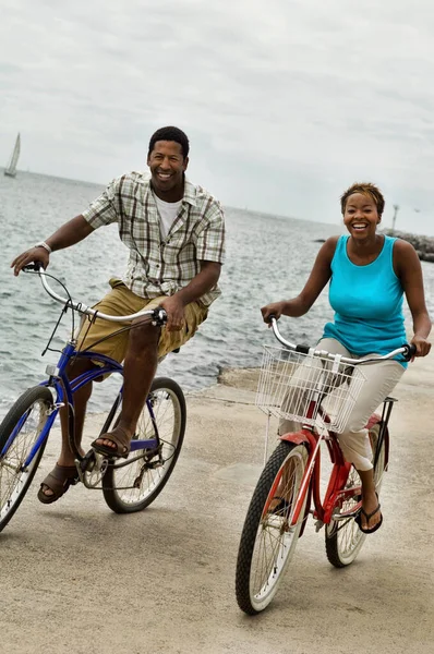 Foto Casal Afro Americano Andando Bicicleta Praia — Fotografia de Stock