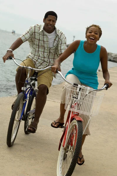 Foto Van Afrikaans Amerikaans Echtpaar Rijden Fiets Kust — Stockfoto