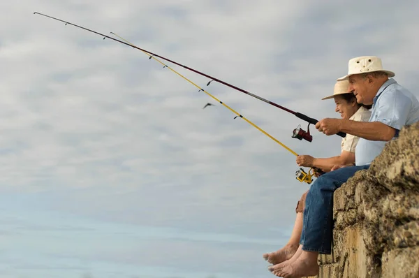 Foto Feliz Pareja Ancianos Pescando Contra Cielo Nublado —  Fotos de Stock
