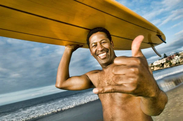 Foto Van Afrikaanse Amerikaanse Surfer Het Strand — Stockfoto