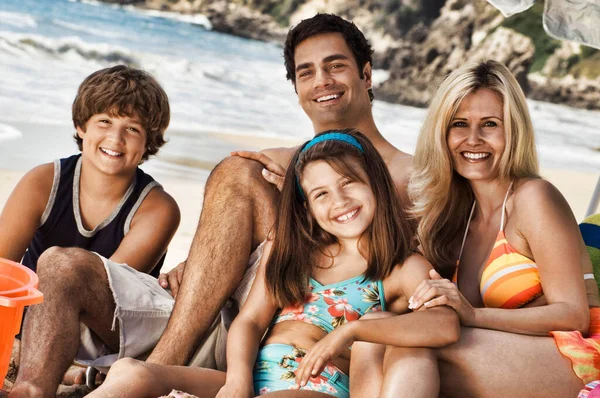 Retrato Familia Caucásica Vacaciones —  Fotos de Stock