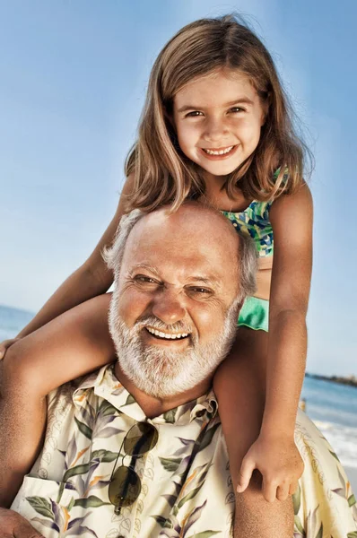 Photo Grandfather Giving Granddaughter Piggy Ride — Stock Photo, Image