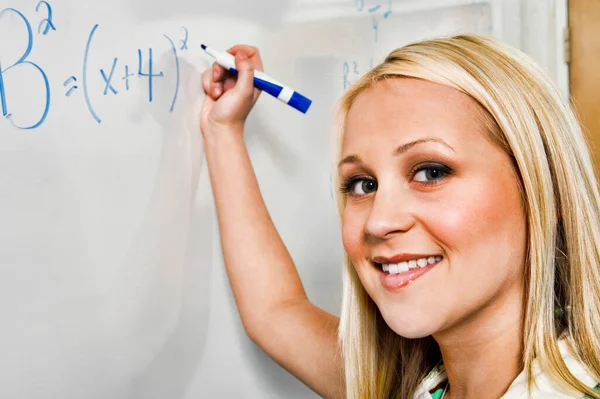 Retrato Primer Plano Hermoso Estudiante Resolviendo Ecuación Álgebra Pizarra Blanca — Foto de Stock