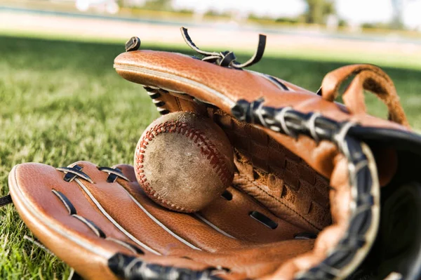 Närbild Bild Baseball Handske Och Boll Ligger Planen — Stockfoto