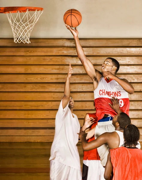 Jonge Basketbalspeler Dunking Basketbal Hoepel — Stockfoto