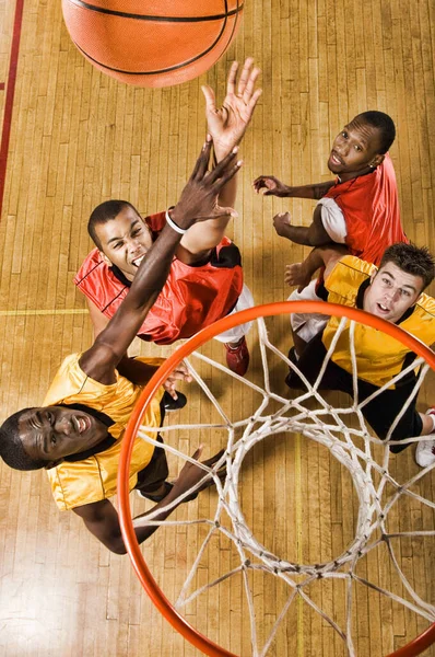 Basketbolcunun Basketbolu Potada Smaç Basmasının Yüksek Açılı Görüntüsü — Stok fotoğraf
