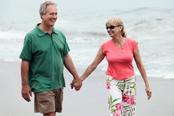 Retrato Casal Andando Mãos Dadas Praia — Fotografia de Stock