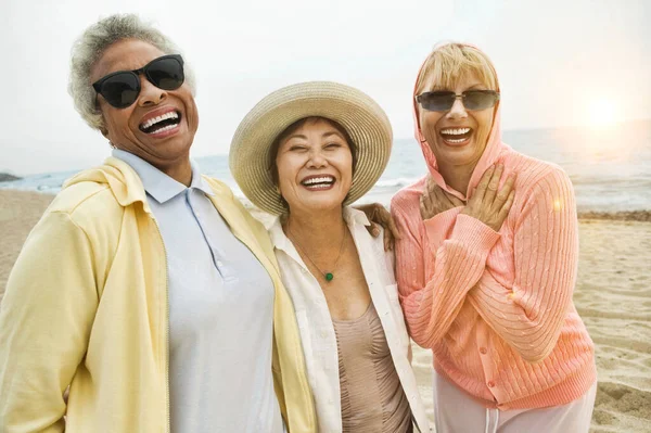 Portrait Multi Ethnic Female Friends Laughing Beach — Stock Photo, Image