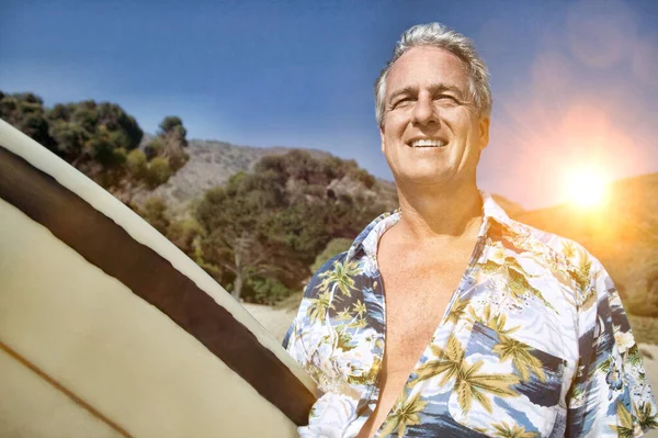 Retrato Homem Meia Idade Surfando Praia Com Brilho Lente — Fotografia de Stock