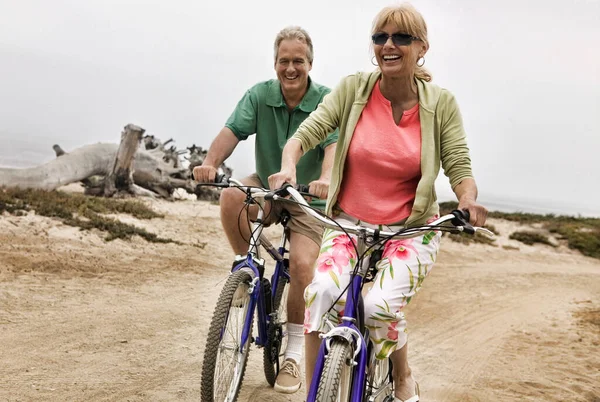 Portrait Middle Aged Couple Riding Bikes Beach — Stock Photo, Image