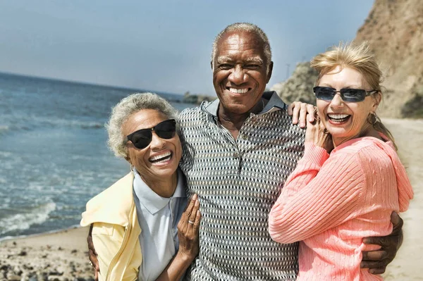 Multi Étnico Sorrindo Meia Idade Amigos Posando Juntos Praia — Fotografia de Stock