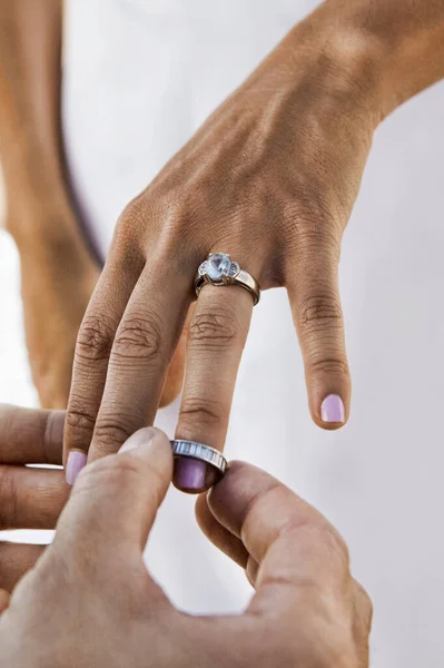 Foto Brudgummen Att Sätta Bröllopsbandet Brudens Finger — Stockfoto