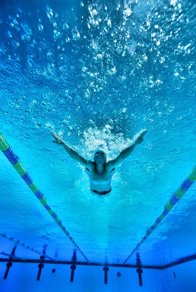 男子在游泳池游泳的照片 — 图库照片