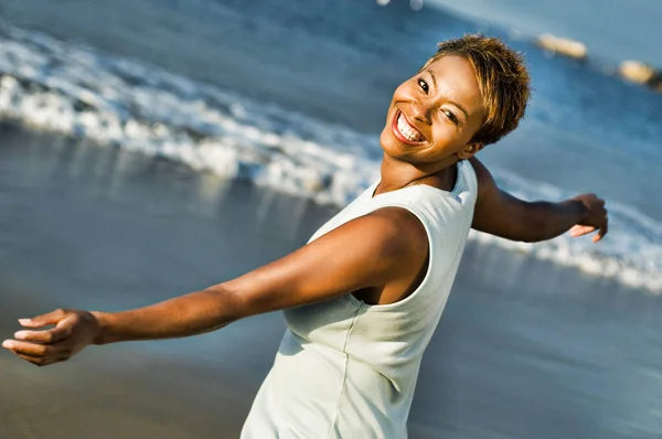Ritratto Donna Afroamericana Allegra Che Gode Una Vacanza Sulla Spiaggia — Foto Stock