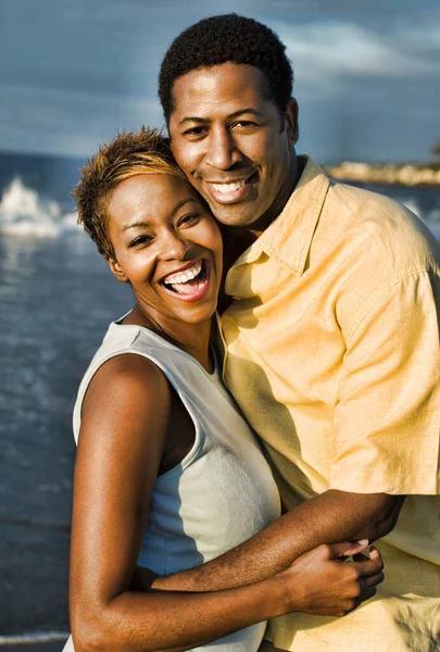 Portret Van Afrikaans Amerikaans Echtpaar Knuffelen Het Strand — Stockfoto
