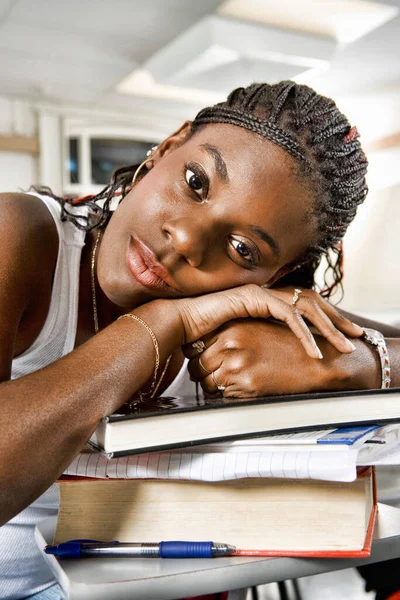 Foto Jovem Afro Americana Entediada Descansando Pilha Livros Sala Aula — Fotografia de Stock