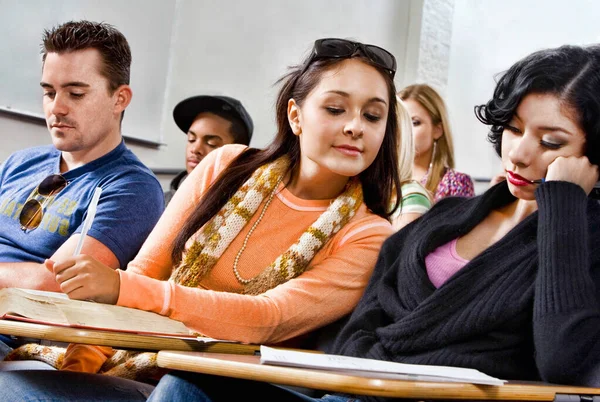 Junge Frau Guckt Bei Klassenvorlesung Notizen Von Freundin — Stockfoto